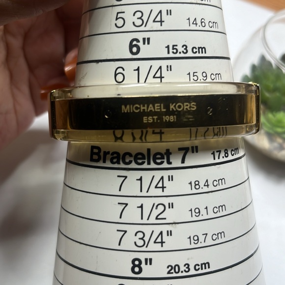 MICHAEL KORS Gold Heritage logo plaque acrylic hinged bracelet - Picture 11 of 11
